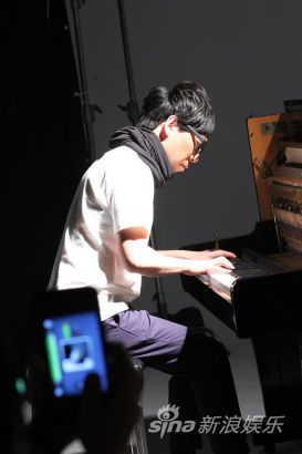 汪峰键盘手刘牧『相思成语』MV首播 - 娱乐派