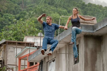 《速7》主创“回家” 共忆家人温馨过往