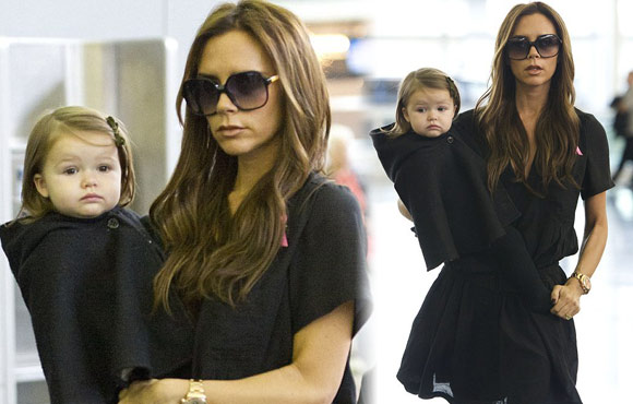 ����ά�����Ǳ�Ů������������һ����ɫ��С��ĸŮװ���ۣ������ź�ɫ�����С�߸��ǹ��ɿɰ���