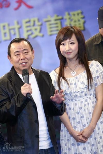 潘长江与女儿潘阳成龙房祖名父子四川新闻网-成都日报讯 中国有句俗话