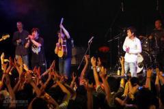 与汶川同在义演流行摇滚交汇募捐122万(组图)