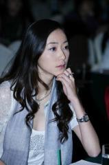 黄奕韩雪竞相秀婚戒 疑似赶“结婚狂潮”