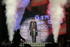 组图:亚洲明星之夜李小璐美艳红裙PK李多海