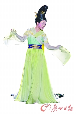 李玉刚一人演四大美女 称反串路虽苦不闷 