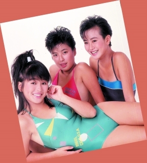 开心少女组是黄百鸣上世纪80年代发掘的女星,当中包括陈加玲(左)