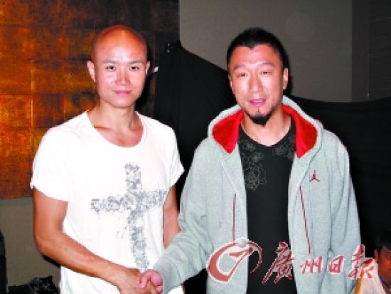 乐嘉(左)与孙红雷在《非诚勿扰2》片场的合影
