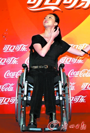 刘岩伤后复出 轮椅上即兴秀舞姿(图)
