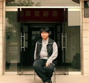 导演在国话旧址留影