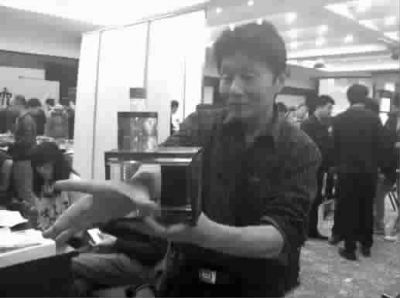 参展商表演“可乐分身” 陶禹舟摄