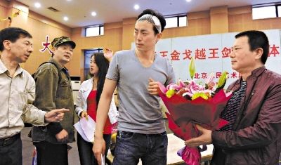 人艺演员金汉见义勇为被砍