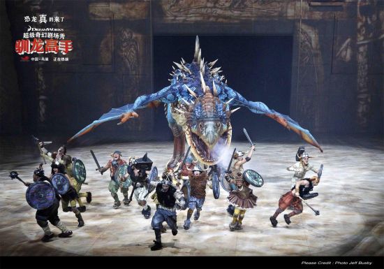 “驯龙秀”逼真巨龙