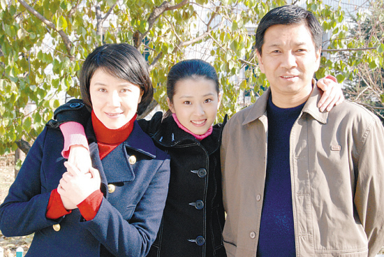 潘作良(周小斌饰),潘妻贾丽娟(严晓频饰),潘女潘鹤(李若嘉饰)合影