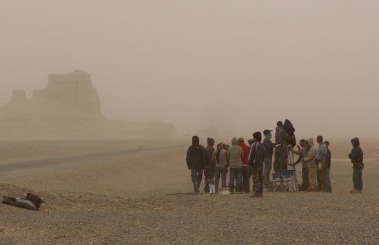 《无人区》剧组新疆遇沙尘暴 拍摄被迫中断(图