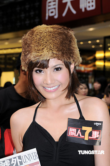 《关人7事》主创香港宣传 赵硕之不怕走光(图