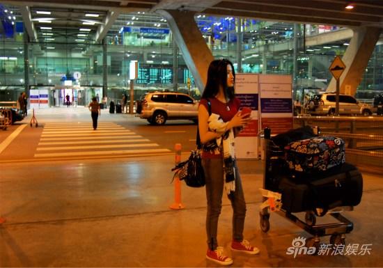 龚蓓苾现身曼谷机场 《B+侦探》泰国开拍(图)