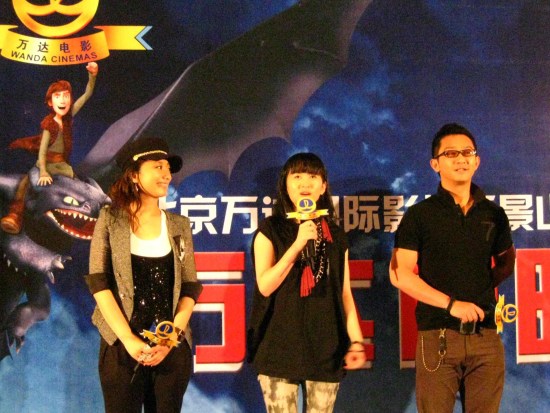 杨蕊出席《驯龙高手》首映不忘为《三笑》宣传