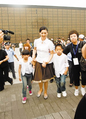 《唐山大地震》向死者致哀 创多个首映纪录(图