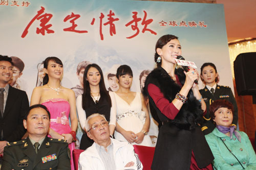 翁虹亮相《康定情歌》首映星妈变身朴实村干部