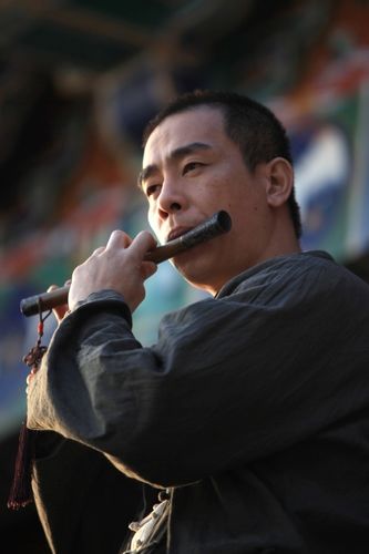 陈小春吹笛