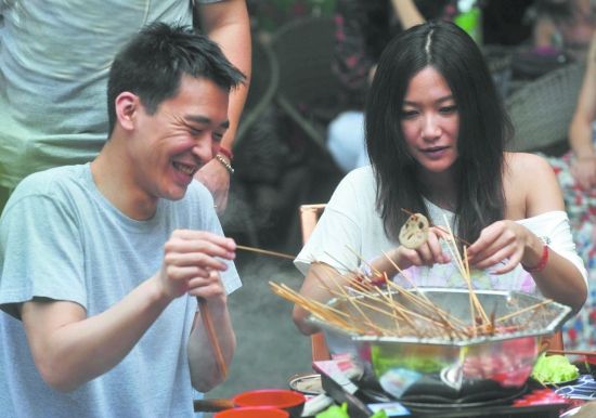 徐静蕾黄立行宽窄巷拍戏