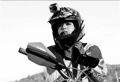 陳妍希在片中飾演摩托車手。易西方供圖