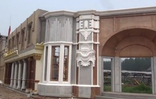 姜文《一步之遥》曝片场照 还原老上海