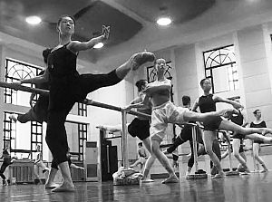 《我们在跳舞》截图，芭蕾舞演员在练功。