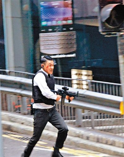 《风暴》在香港街头拍摄一场枪战戏时曾被网友拍到刘德华负伤奔跑及
