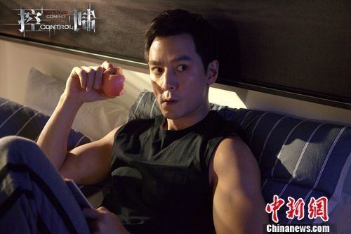 吴彦祖《控制》毁容 和姚晨演激情戏(图)