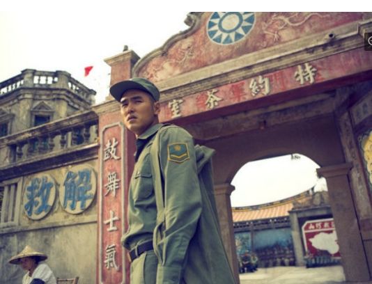 台男星为拍闪尿戏狂喝水 憋太久现场喷出|阮经天|军中乐园|憋尿_新浪娱乐_新浪网