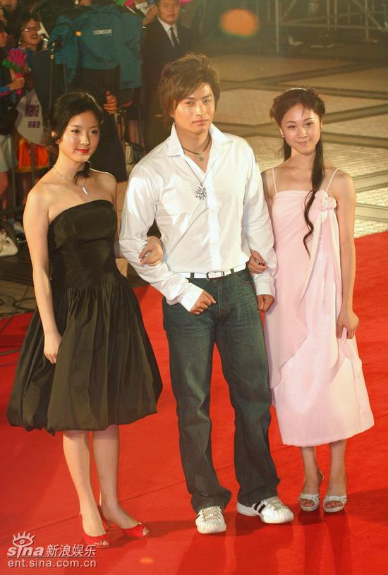 组图:红楼梦中人集体走红毯 点亮上海电影节