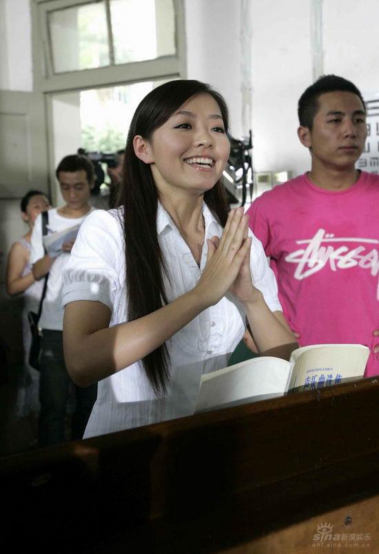 张靓颖《2008分之1》中首演老师很紧张【图】