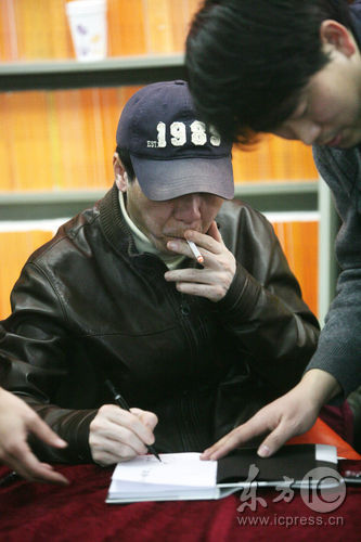 组图:《非诚》小说上市 冯小刚签售烟不离手