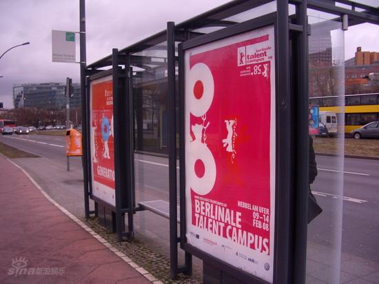 图文:柏林电影节倒计时--公车站的电影节海报