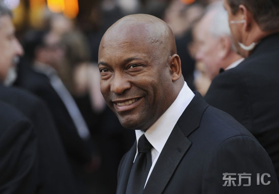 图文:黑人名导演约翰-辛格顿微笑亮相红毯