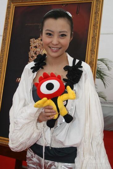 图文：《功夫之王》酒会郝蕾笑容可掬似小浪