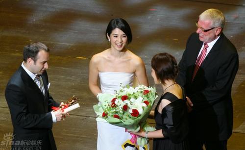 图文：第11届上海电影节杨采妮为最佳摄影颁奖