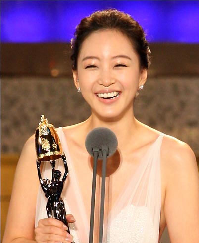 图文：韩艺瑟再获最佳新人奖发表感言感慨万千