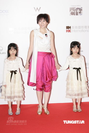 图文:香港国际电影节开幕--罗慧娟牵双胞胎