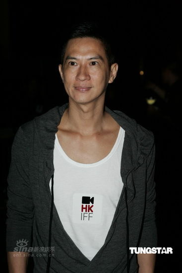 图文:香港国际电影节开幕--张家辉胸前贴LOGO