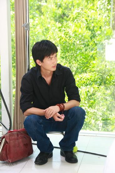 拍-吕玉来蹲坐一旁