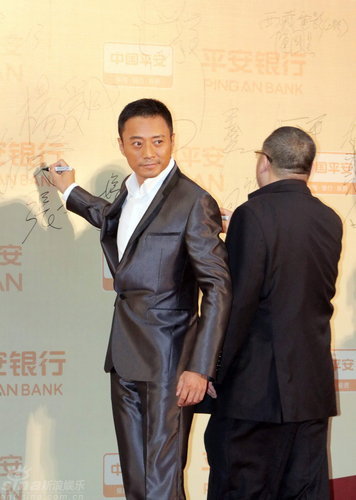 图文:上海电影节开幕--张涵予背景板上签名