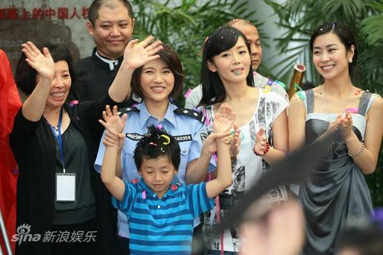 图文:《守护童年》开机-主创合影留念