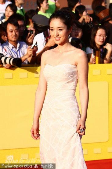 盘点:华表奖红毯春光乍泄的10大瞬间(图) 图文:第13届华表奖红毯-董璇青春妩媚