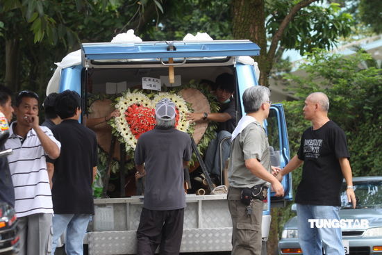 图文:成奎安出殡-众人抬出花圈_影音娱乐_新浪网