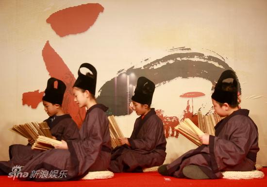 图文:《孔子》发布会-孩童念书_影音娱乐_新浪网