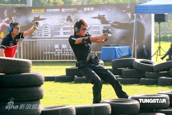 图文:《枪王之王》杀青-古天乐瞄准射击