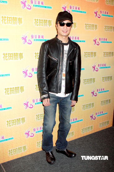 图文:众星出席电影宣传-郑中基帅气现身