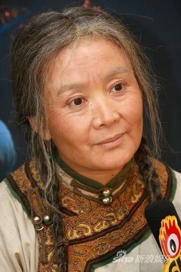 图文：《额吉》拍摄海报-娜仁花眼泛泪花