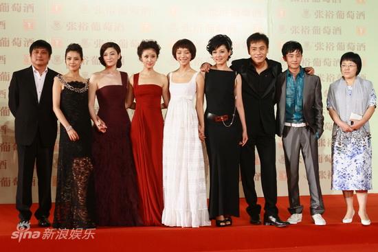 图文:上海电影节开幕红毯-《无人驾驶》剧组强